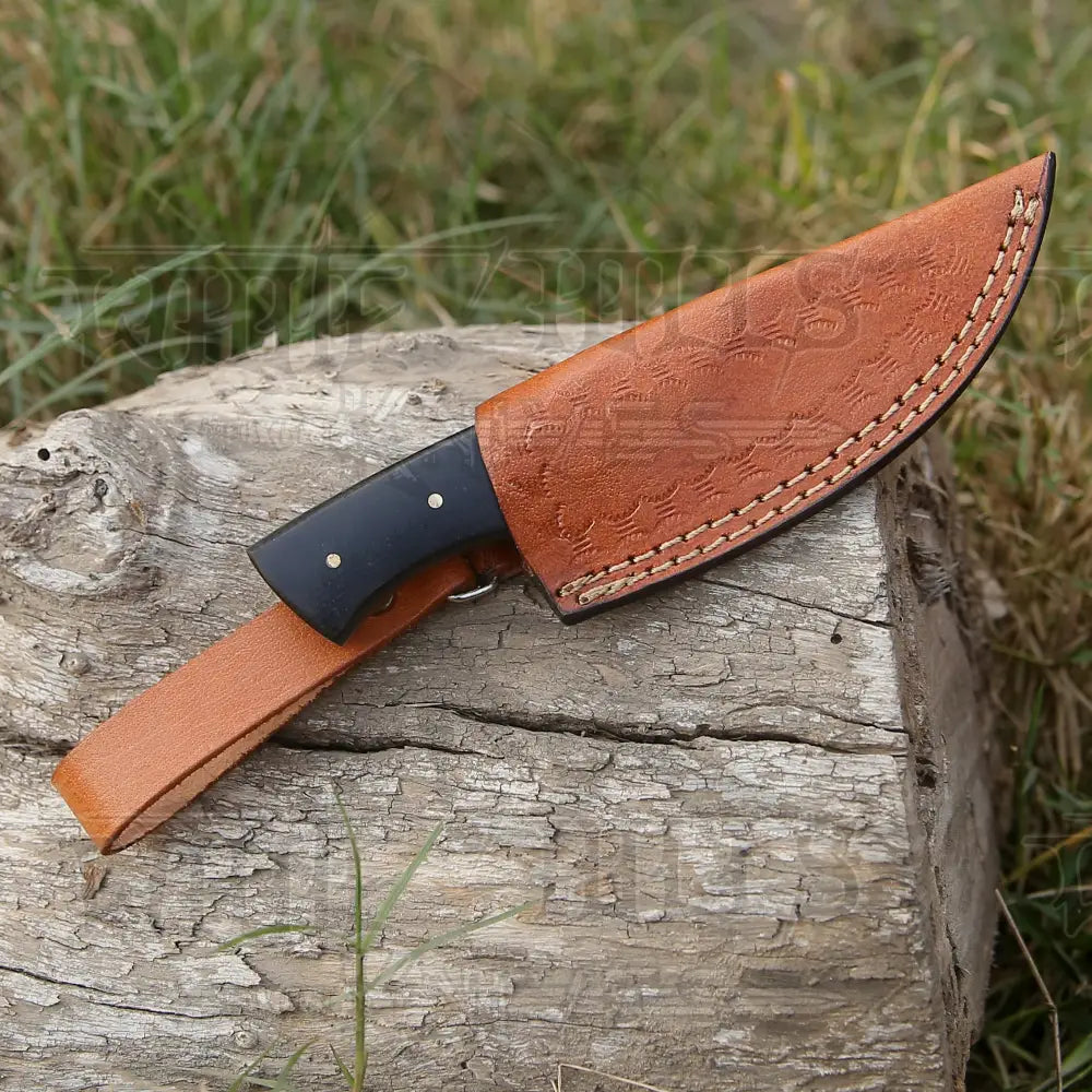 Handmade Damascus Steel Skinner Knife - Resin Handle 5.5’ Full Tang