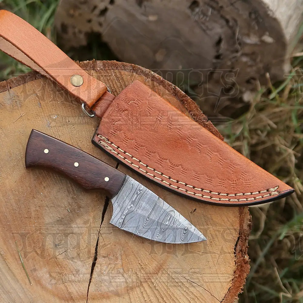 Handmade Damascus Steel Skinner Knife - Rosewood Handle 5.5’ Full Tang
